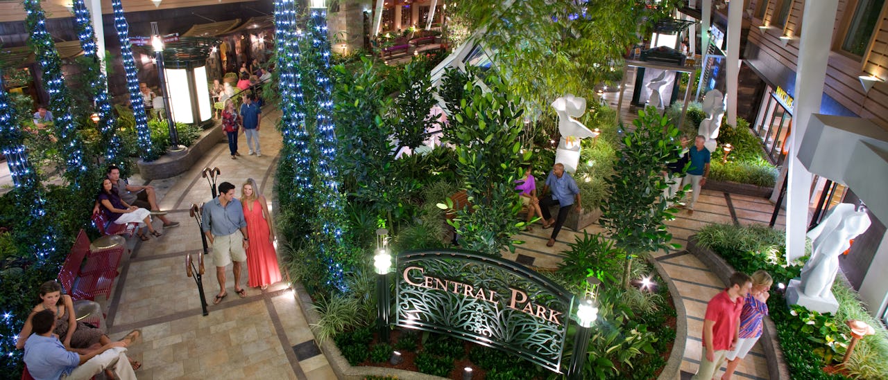 Central Park – an oasis with outdoor restaurants and 12,000 plants