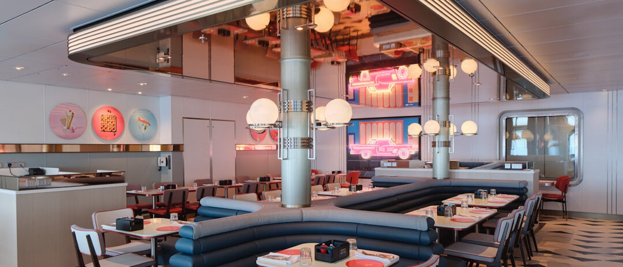 6th Street offers informal dining during the day and a more sophisticated experience in the evening, reminiscent of a retro American diner